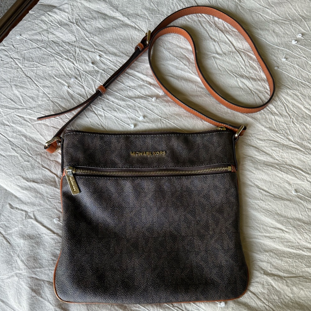 MICHAEL KORS (Authentic) crossbody/messenger bag